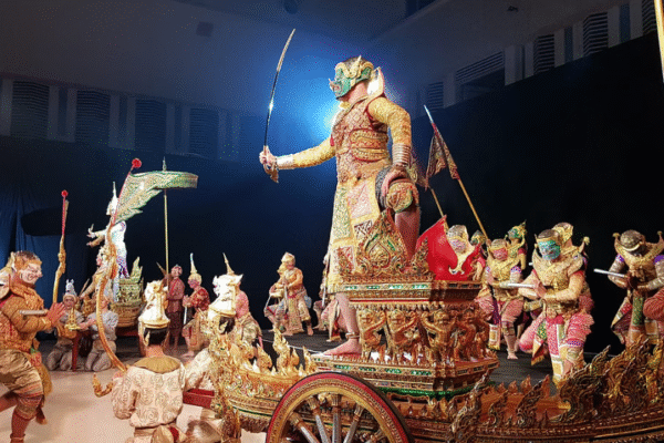 Private Tour Grand Palace , Thai dance & Fun street walk in Bangkok