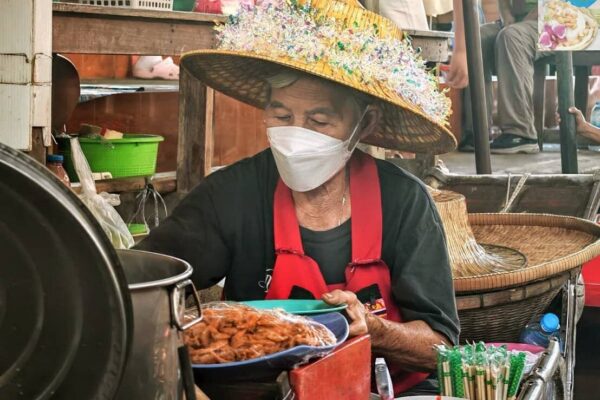 Bangkok: Floating Market, Maeklong Train Market & Dragon Temple