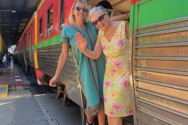 Bangkok: Floating Market, Maeklong Train Market & Dragon Temple