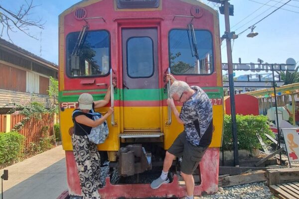 Bangkok: Floating Market, Maeklong Train Market & Dragon Temple