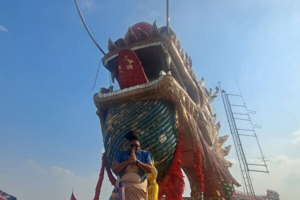 Bangkok: Floating Market, Maeklong Train Market & Dragon Temple