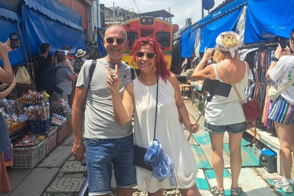 Bangkok: Floating Market, Maeklong Train Market & Dragon Temple