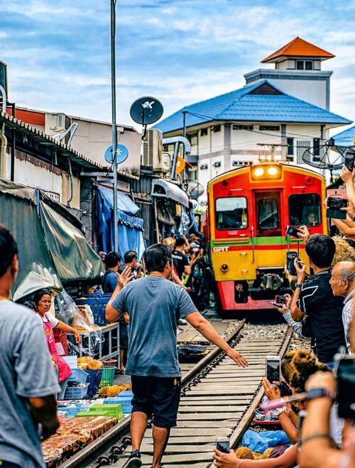 Bangkok: Floating Market, Maeklong Train Market & Dragon Temple