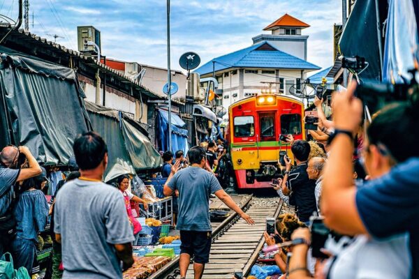 Bangkok: Floating Market, Maeklong Train Market & Dragon Temple