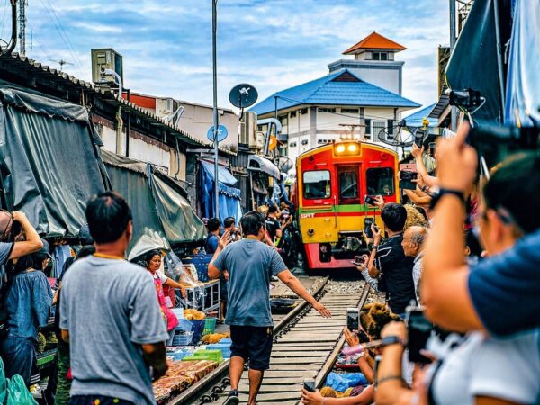 Bangkok: Floating Market, Maeklong Train Market & Dragon Temple