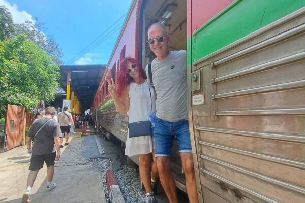 Bangkok: Floating Market, Maeklong Train Market & Dragon Temple